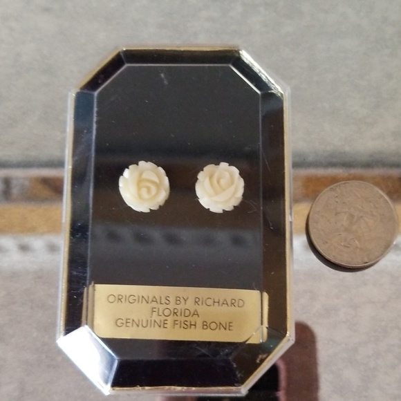 Vintage Jewelry - Vintage Handcarved Fishbone Earrings Vintage Jewelry - Vintage Handcarved Fishbone Earrings